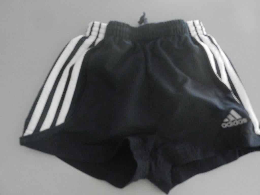 short Adidas 2-3 jaar, Enfants & Bébés, Vêtements enfant | Taille 92, Enlèvement ou Envoi, Comme neuf, Garçon, Pantalon