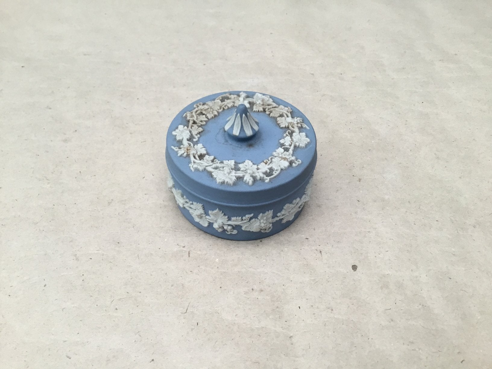 Wedgwood Jasperware rond doosje met druiven, Ophalen of Verzenden