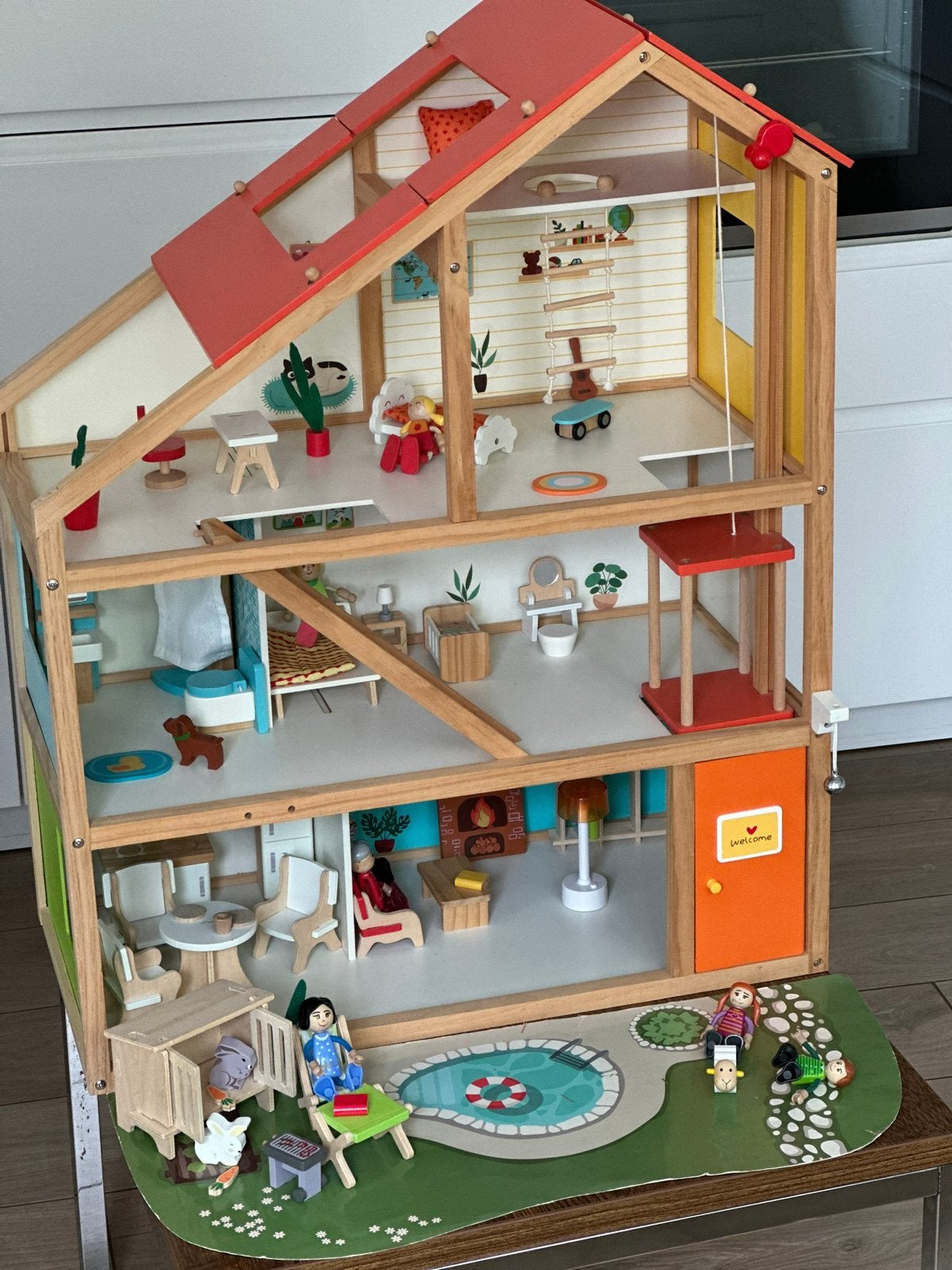 Groot houten poppenhuis met lift, tuin & complete inrichting, Ophalen, Zo goed als nieuw, Poppenhuis