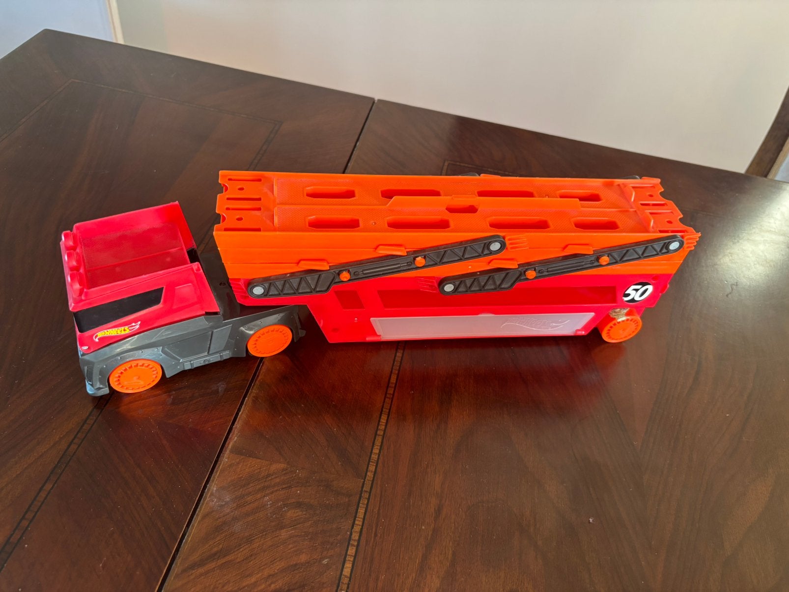 Hot Wheels City - Méga Transporteur Rouge 50Ème, Enfants & Bébés, Enlèvement ou Envoi, Comme neuf, Hot Wheels