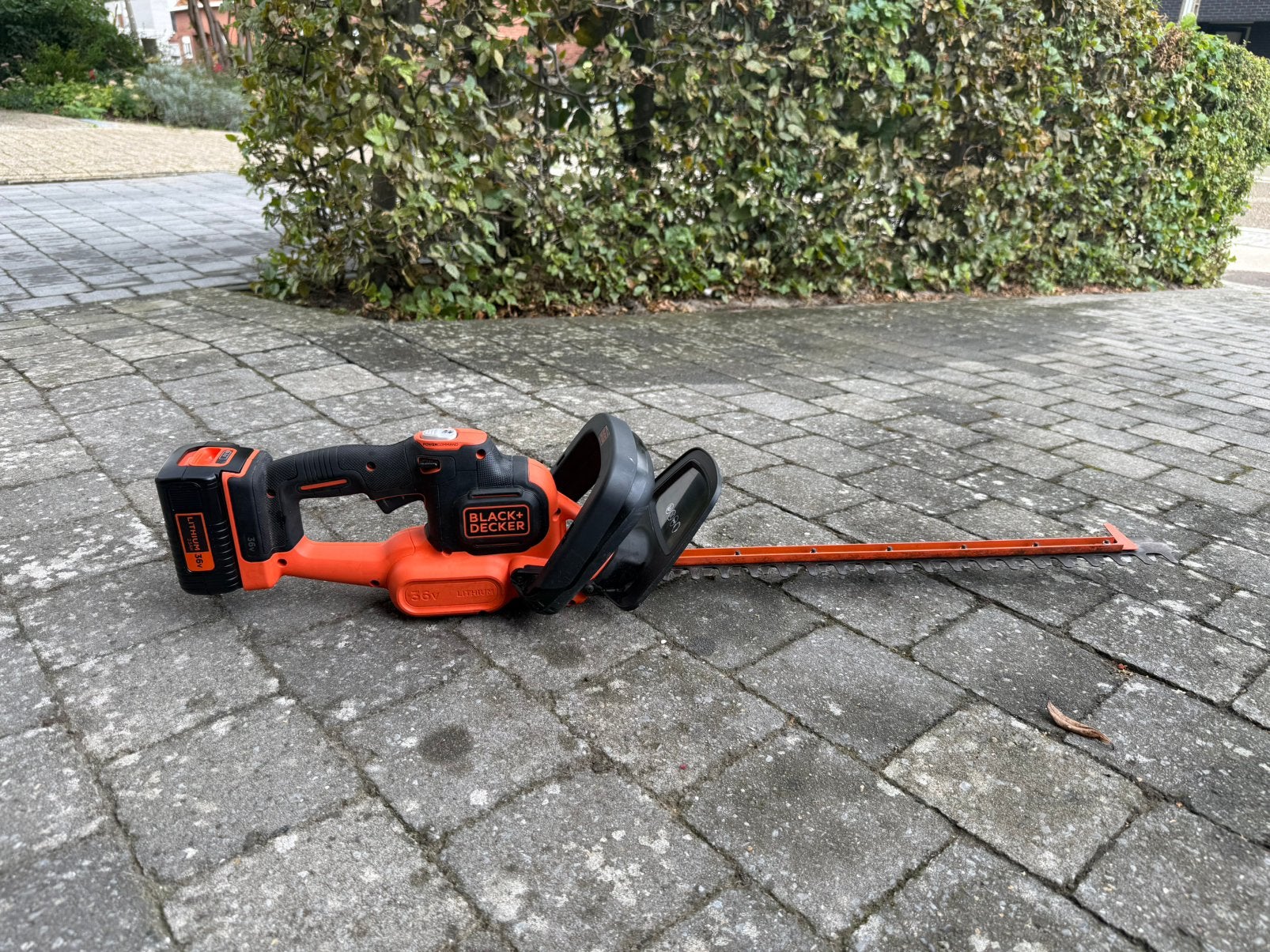 Black + Decker 36v Heggenschaar 55cm inclusief lader, Enlèvement, Utilisé, Batterie