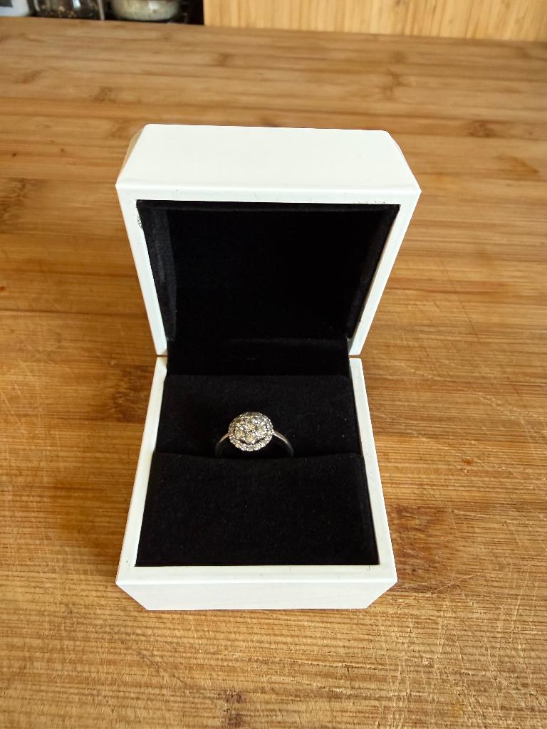 Ring — Echte Diamand — Witgoud, Handtassen en Accessoires, Ringen, Nieuw, Dame, Wit, Goud, Met edelsteen, Ophalen