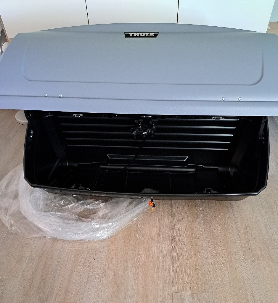 Thule trekhaakkoffer BackUp900 + onderstel 2023 1x gebruikt, Ophalen, Zo goed als nieuw