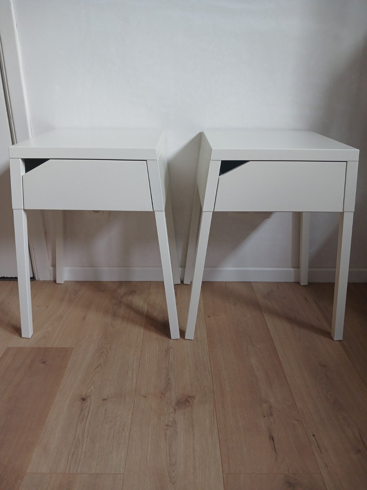 nachtkastje ikea wit, Huis en Inrichting, Slaapkamer | Nachtkastjes, Ophalen, Minder dan 45 cm, Metaal of Aluminium, 55 tot 70 cm