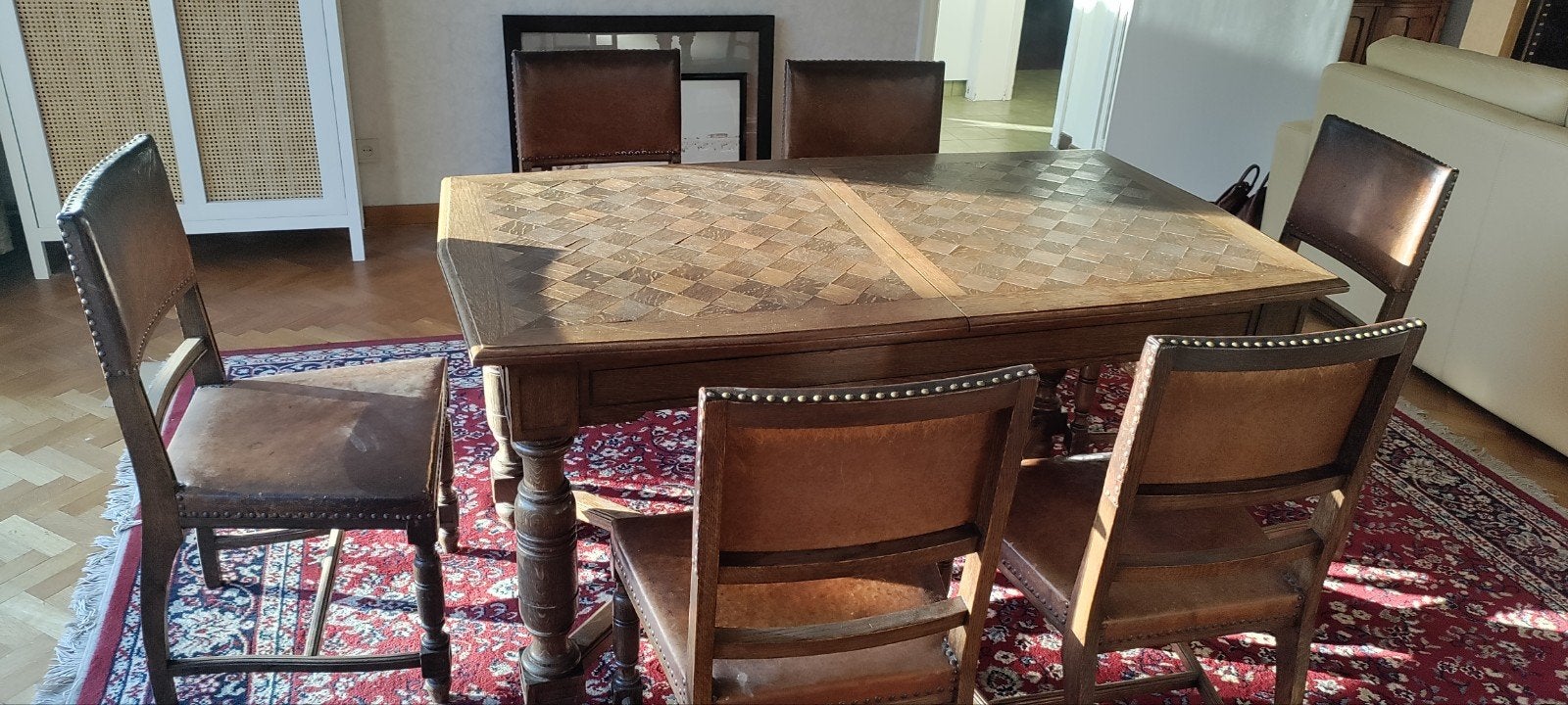 Table à manger vintage en chêne antique avec marqueterie 
6, Enlèvement