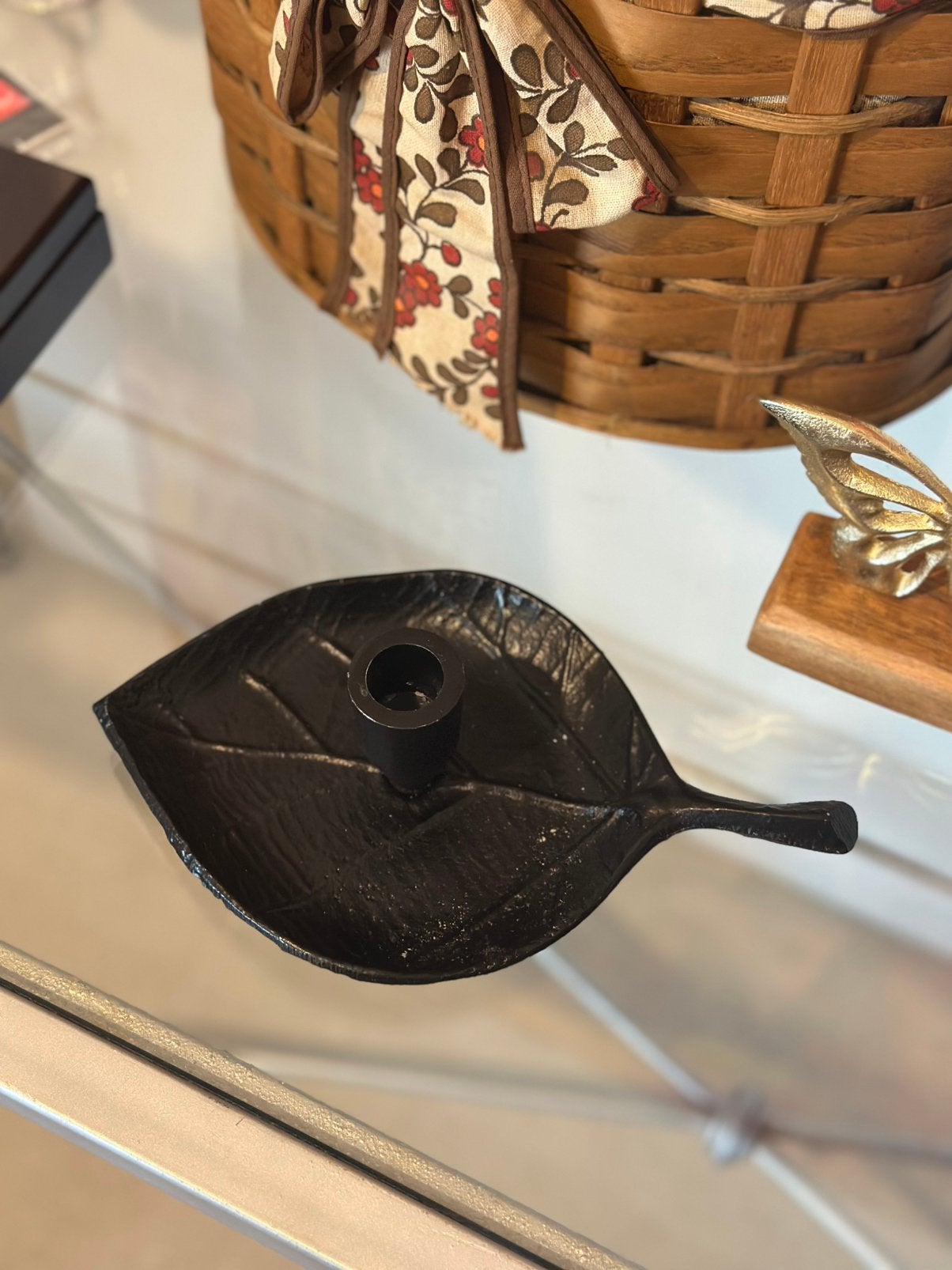 Zwarte metalen kandelaar in vorm van blad, Huis en Inrichting, Ophalen of Verzenden, Zo goed als nieuw