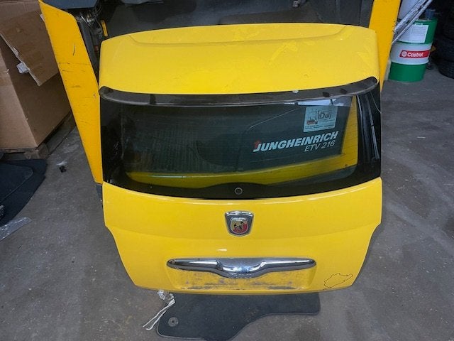 HAYON ARRIÈRE / MALLE Geel Abarth 500 / 595 / 695, Taurusavenue 1
2132 LS  Hoofddorp, NL, Webaccessibility@stellantis.com, Stellantis N.V.
