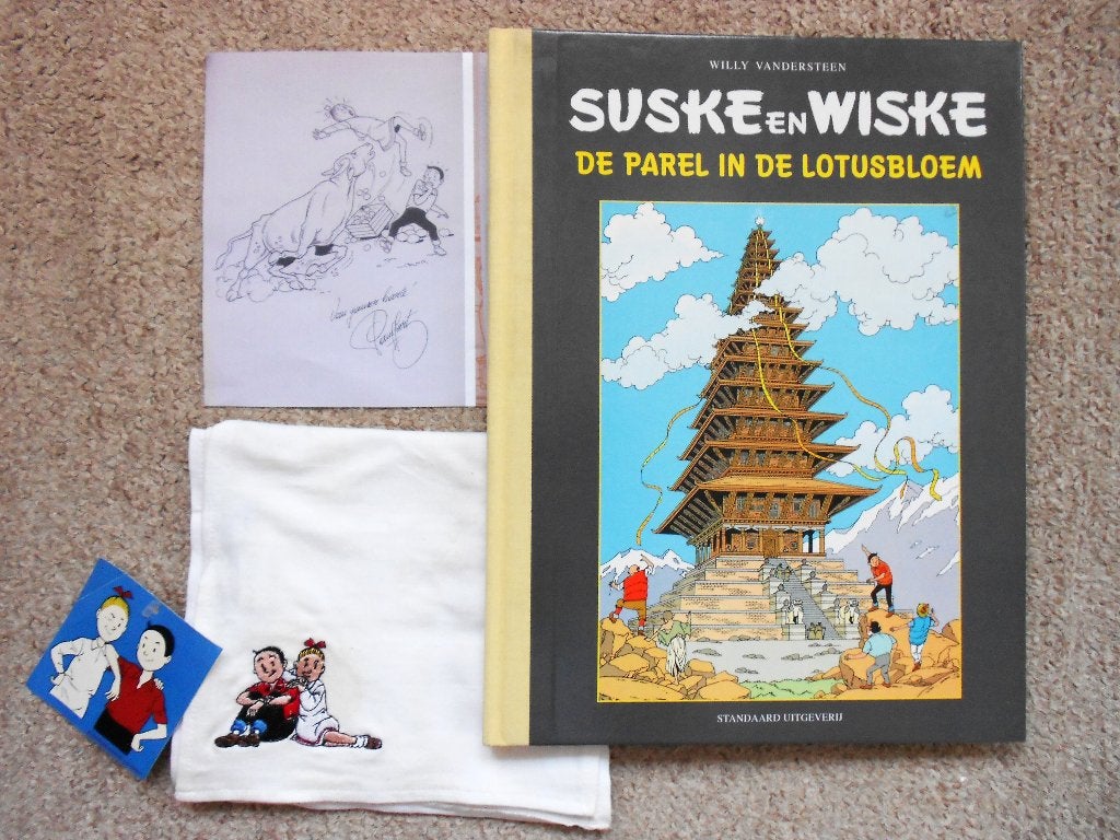 Suske en Wiske - De Parel in de Lotusbloem+sjaal +tek Geerts, Boeken, Stripverhalen, Willy Vandersteen, Eén stripboek, Nieuw, Ophalen of Verzenden