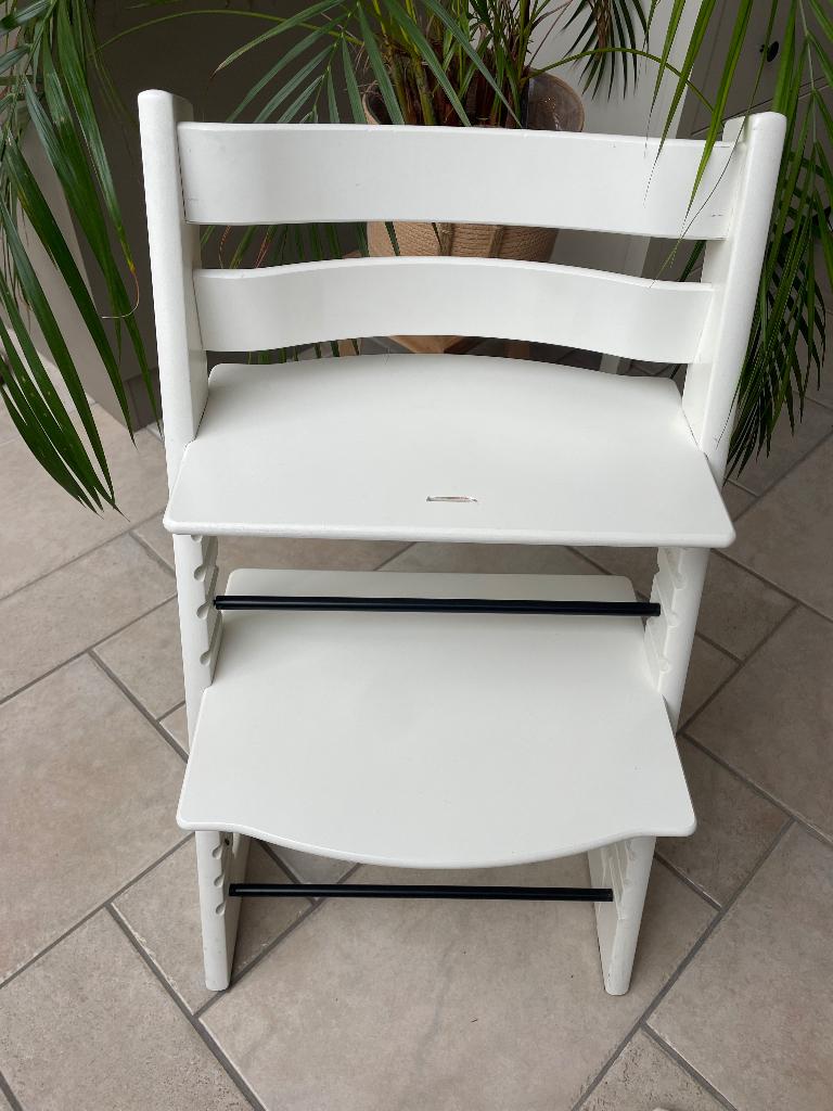 Witte Tripp Trapp Stokke met babyset en tafelblad, Kinderen en Baby's, Kinderstoelen, Ophalen, Zo goed als nieuw, Meegroeistoel
