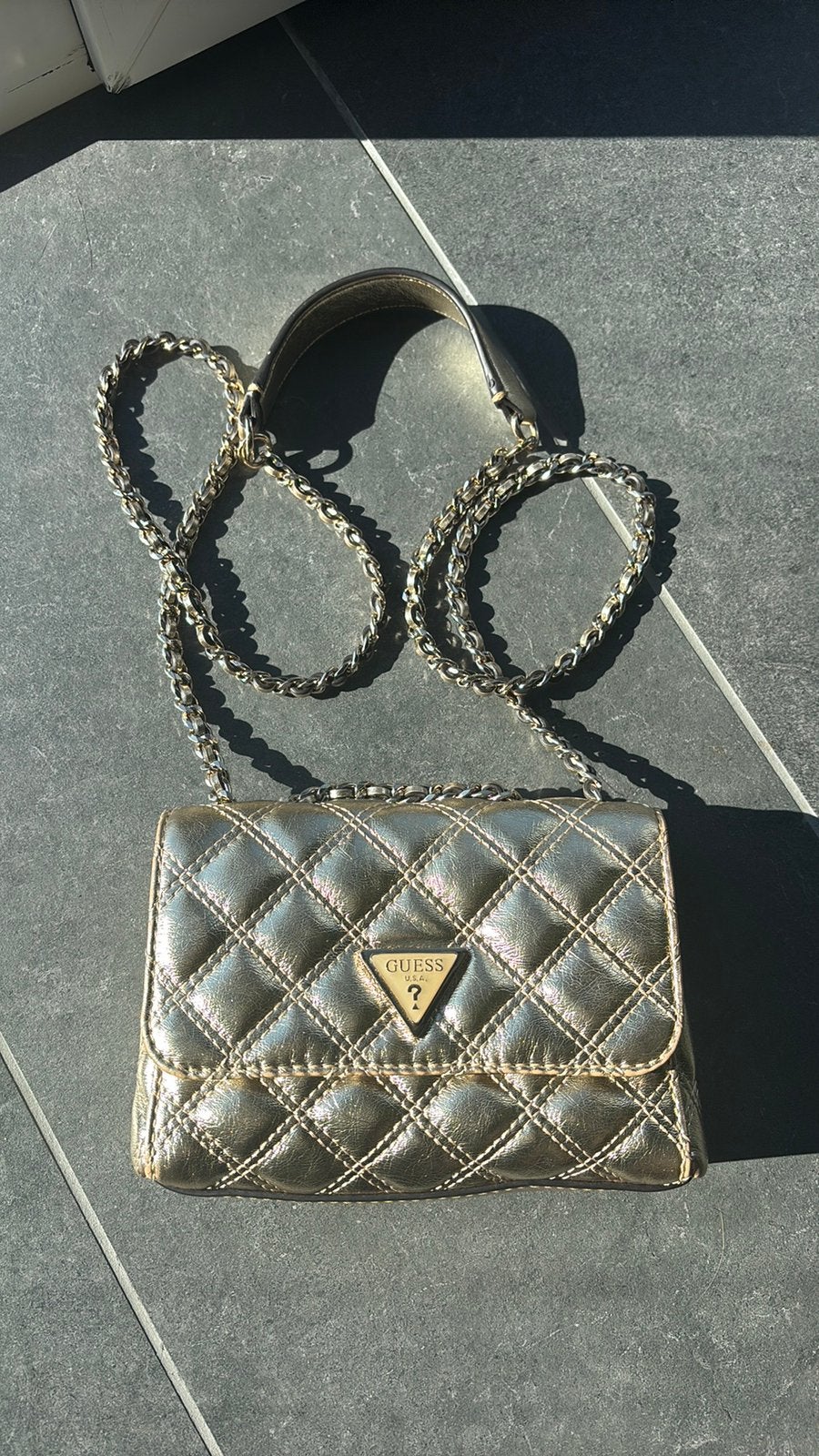 Gouden tasje guess, Handtassen en Accessoires, Ophalen, Nieuw, Schoudertasje