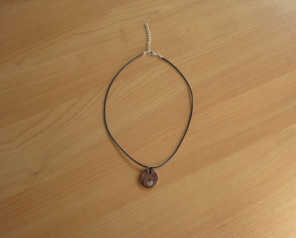 Zwarte touw ketting met bruin paarse keramische ronde hanger, Bijoux, Sacs & Beauté, Colliers, Brun, Enlèvement ou Envoi