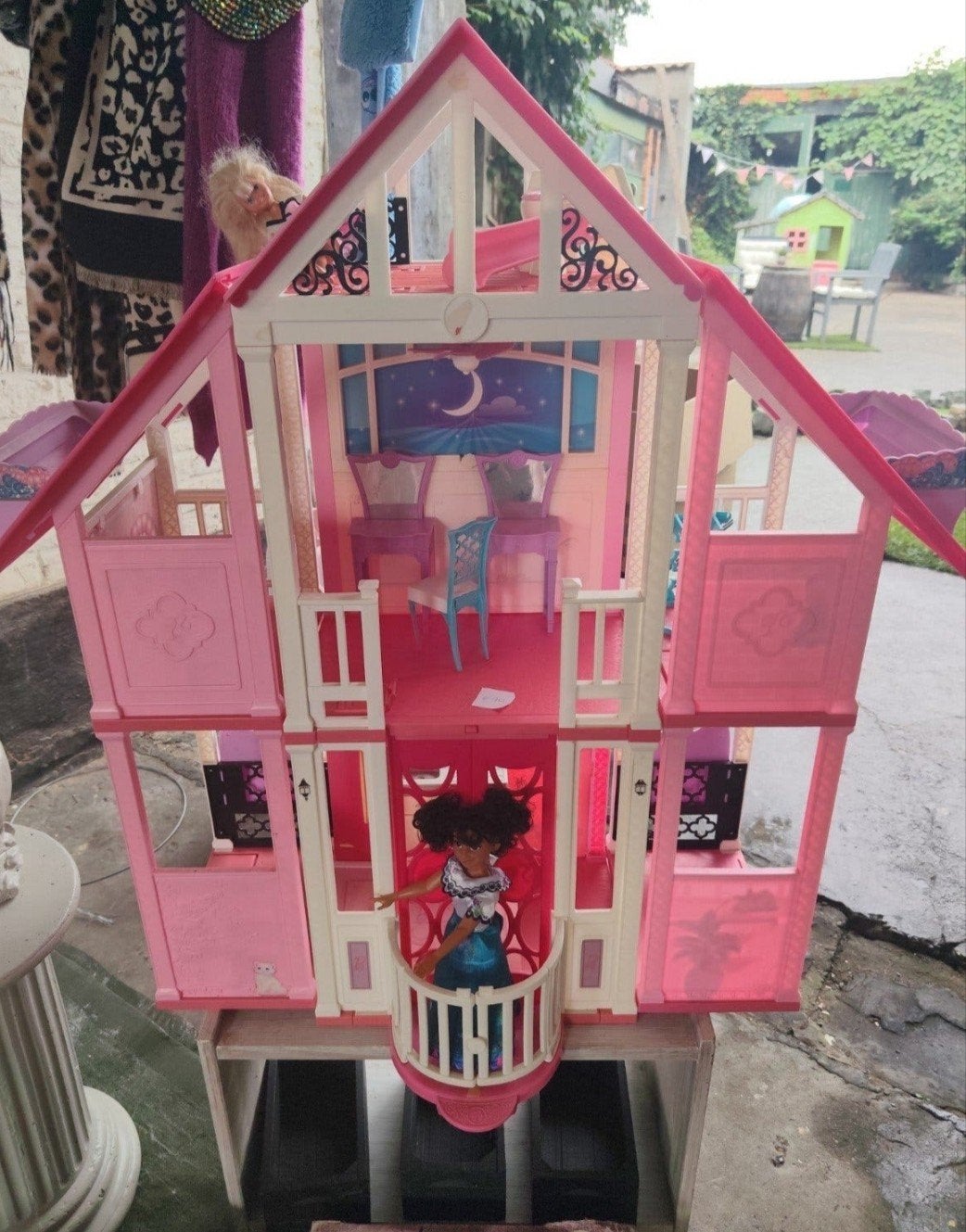 La grande maison Barbie est en bon état avec de nombreux acc, Enlèvement