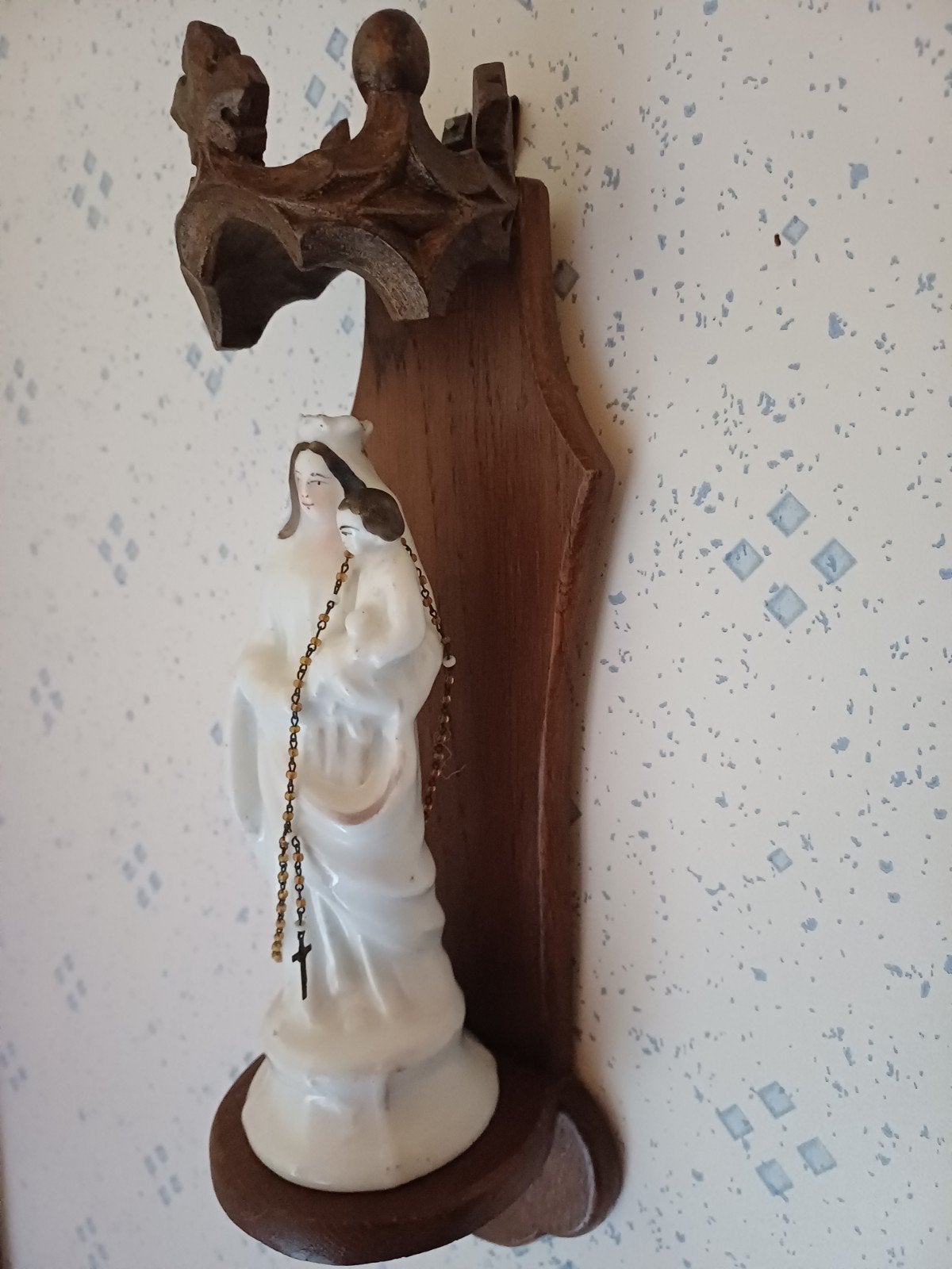 Statue ancienne de Marie sur une console suspendue, Enlèvement