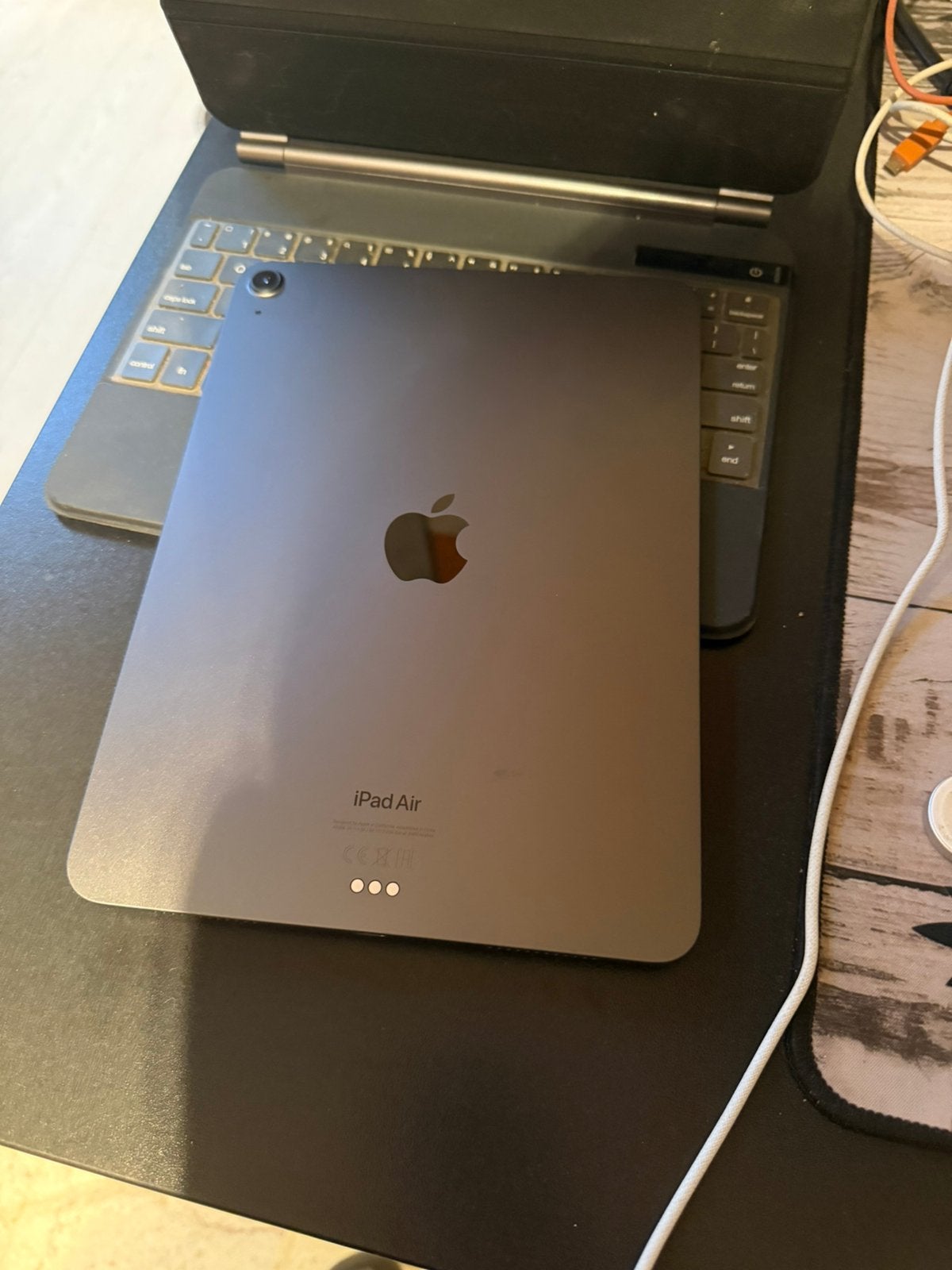 Apple ipad air met toetsenbord, Computers en Software, Apple iPads, Ophalen of Verzenden, Zo goed als nieuw, Apple iPad