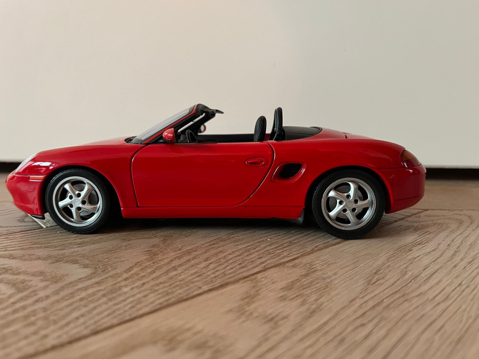 Porsche Boxster rood UT models 1:18, Hobby en Vrije tijd, Verzenden, Zo goed als nieuw, UT Models