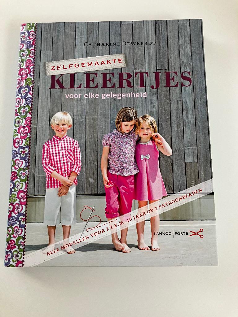Boek zelfgemaakte kleertjes voor elke gelegenheid, Ophalen of Verzenden, Zo goed als nieuw