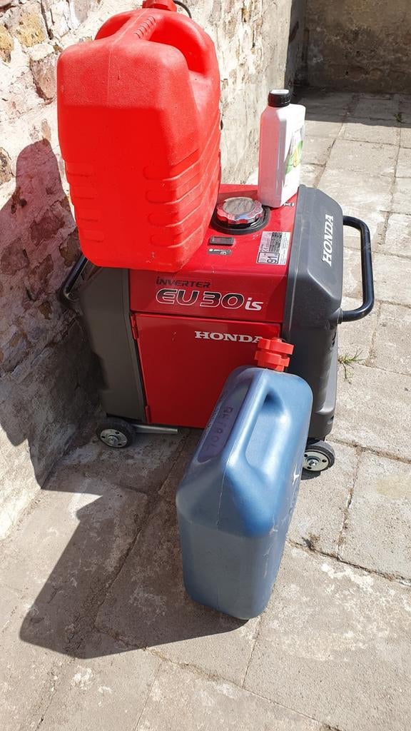 3000 Watt Generator met jerrycans en olie., Ophalen