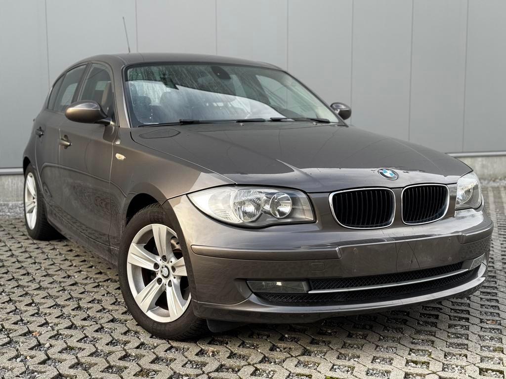 BMW 118i – 230.000 km – Benzine – Overname, Auto's, BMW, 1 Reeks, 4 cilinders, Leder, Bedrijf