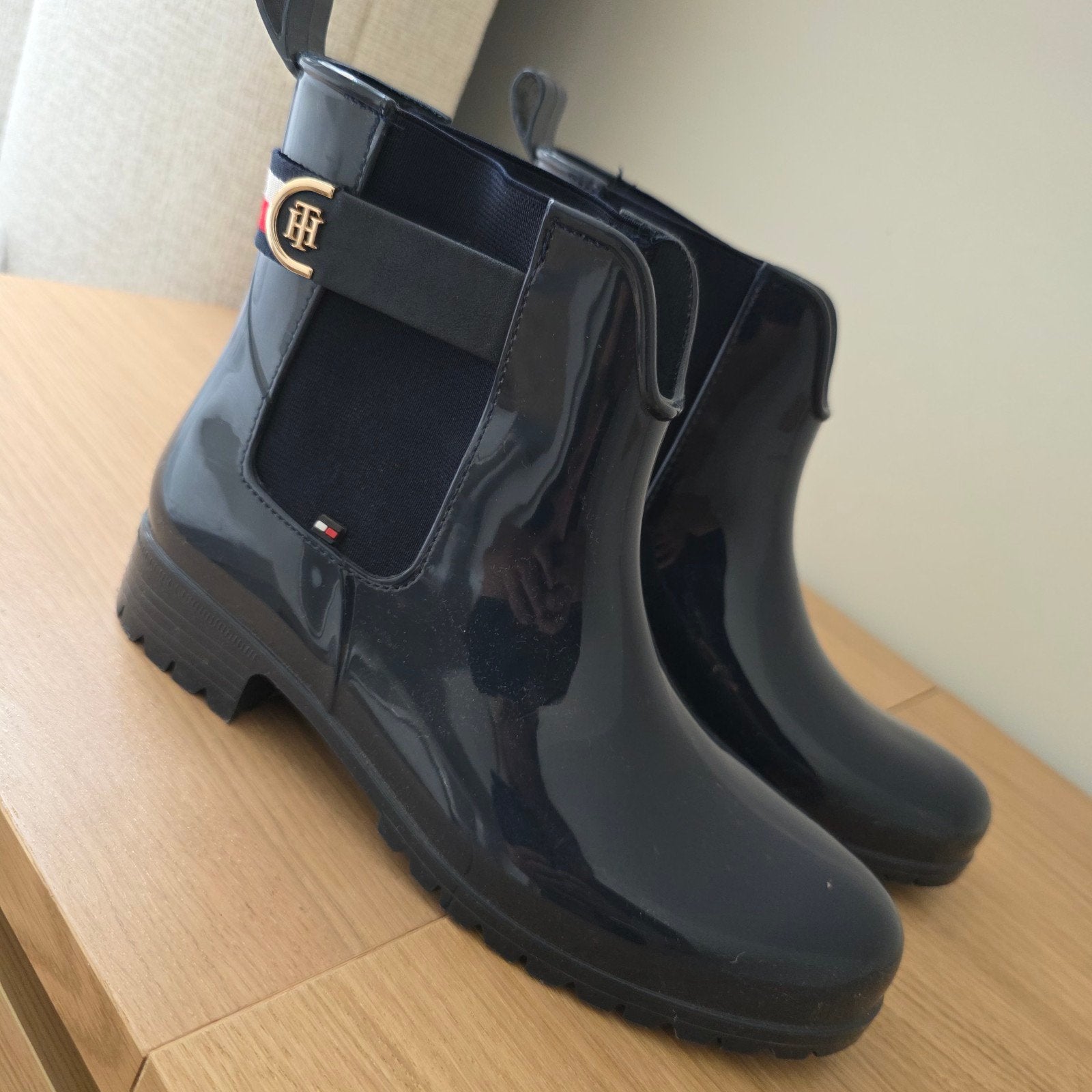Tommy Hilfiger enkellaarsjes donkerblauw – maat 39, Vêtements | Femmes, Chaussures, Bottes de pluie, Enlèvement, Porté, Bleu