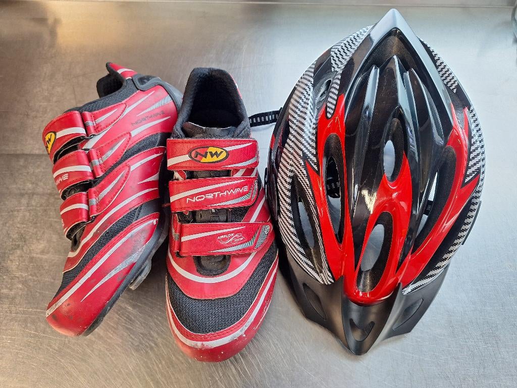 Fietsschoenen maat 44 + Fietshelm small/medium, Enlèvement ou Envoi, Utilisé, Femmes, Chaussures