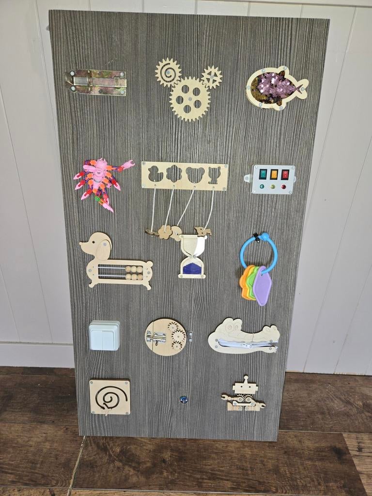 Busyboard voor jonge kinderen, Ophalen