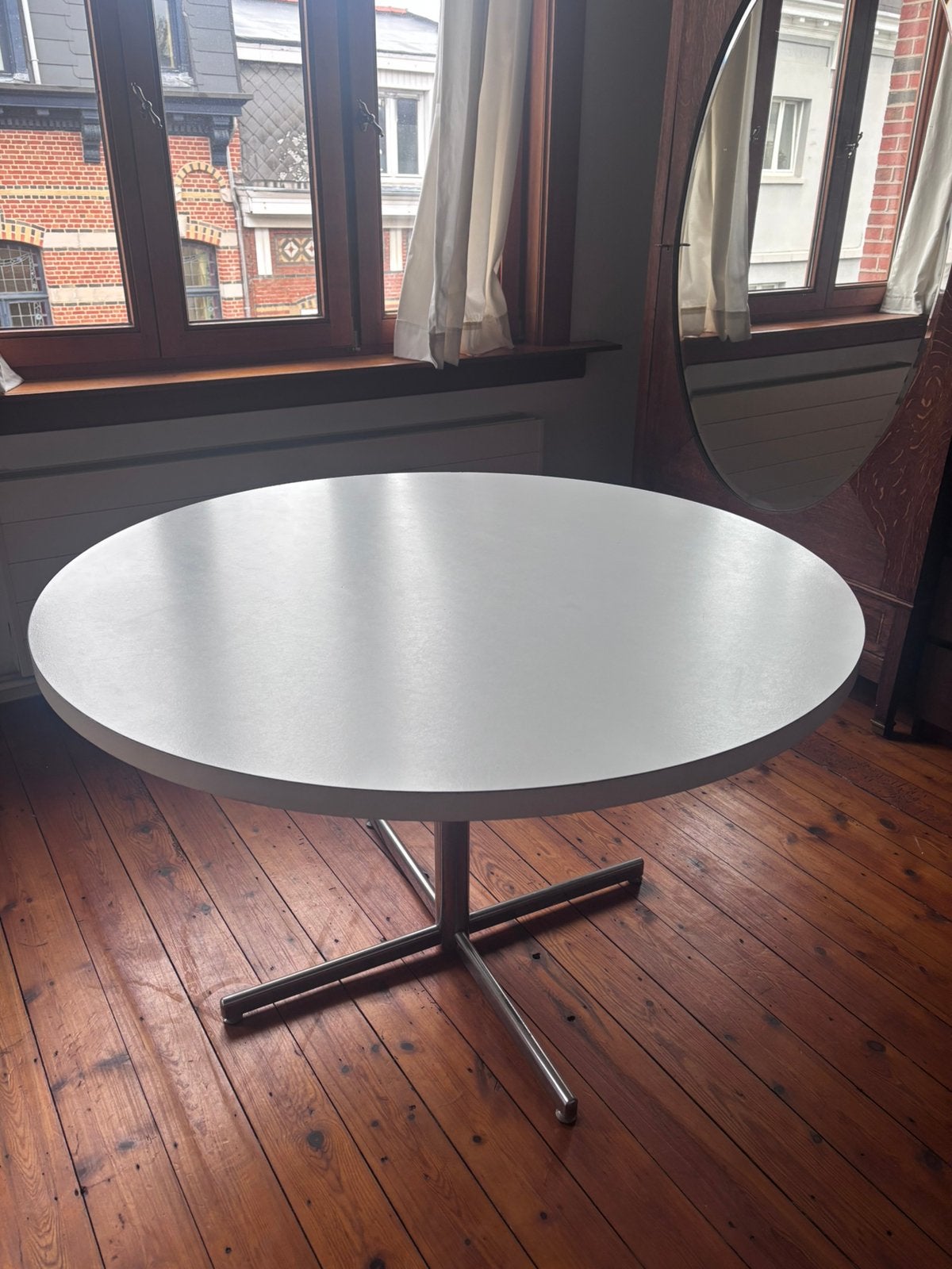 Mooie vintage ronde tafel op chroom voet, Huis en Inrichting, Ophalen, Gebruikt, Rond, Kunststof