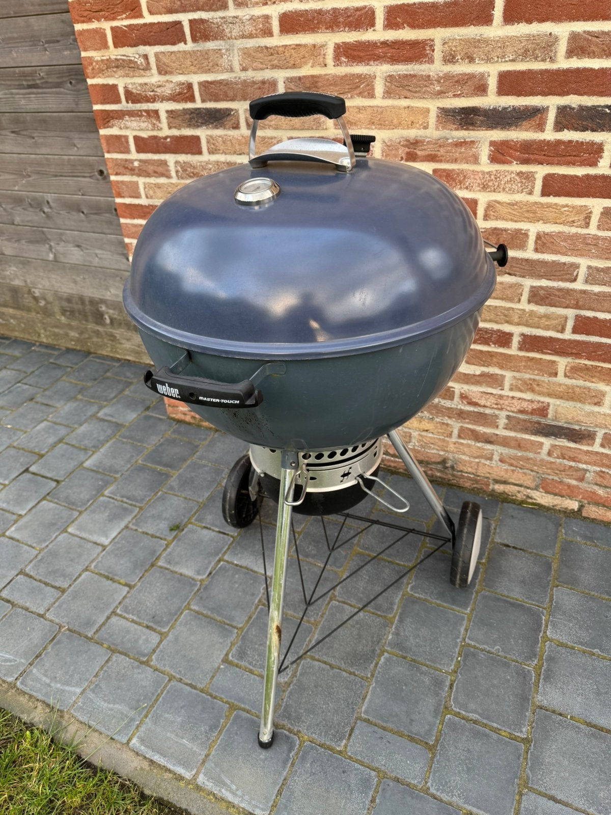 Bbq Weber master touch + houtskool + starter, Ophalen, Zo goed als nieuw