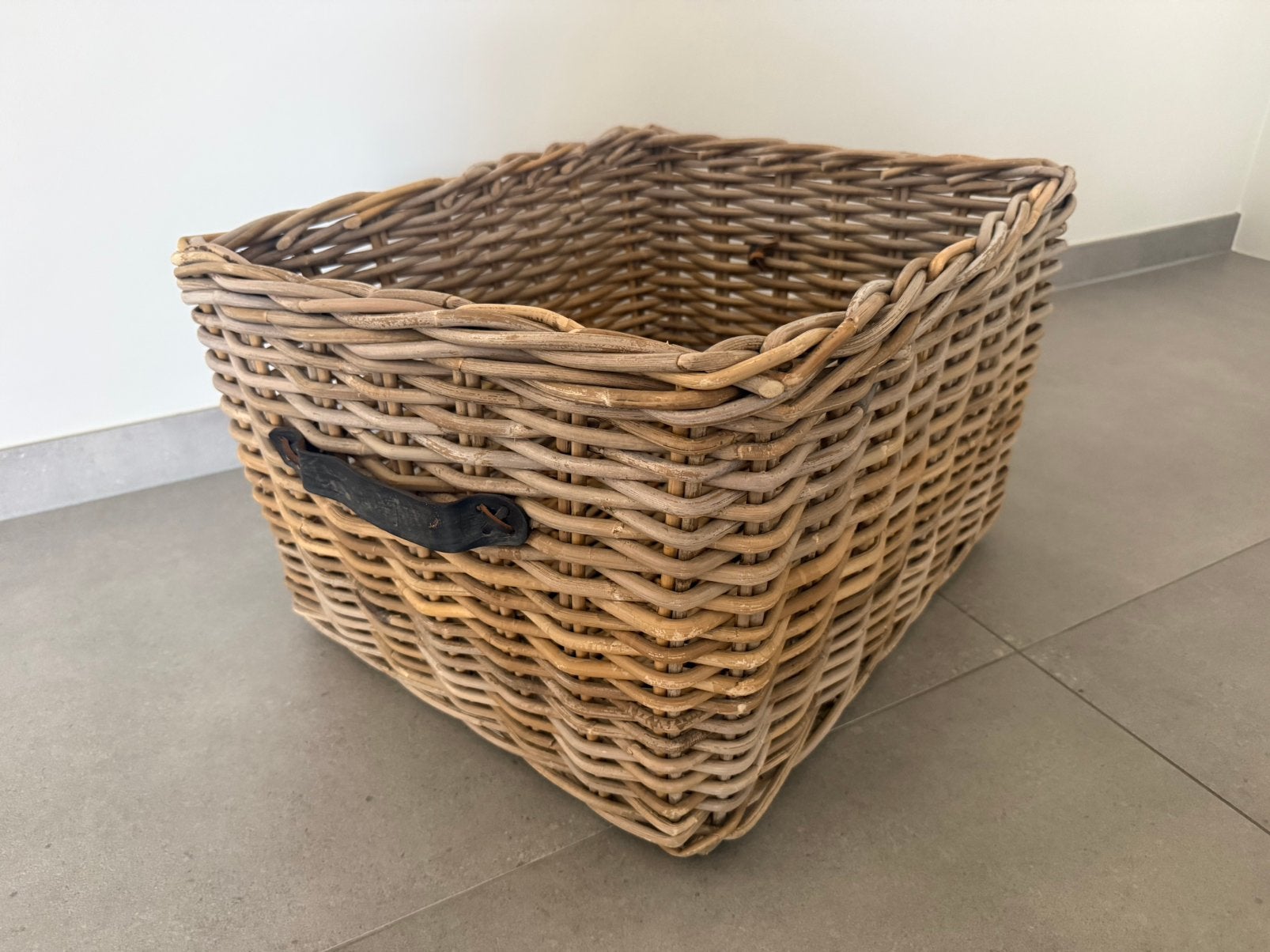 Grand panier en osier poignées en cuir, Maison & Meubles, Enlèvement, Comme neuf, Osier, Panier