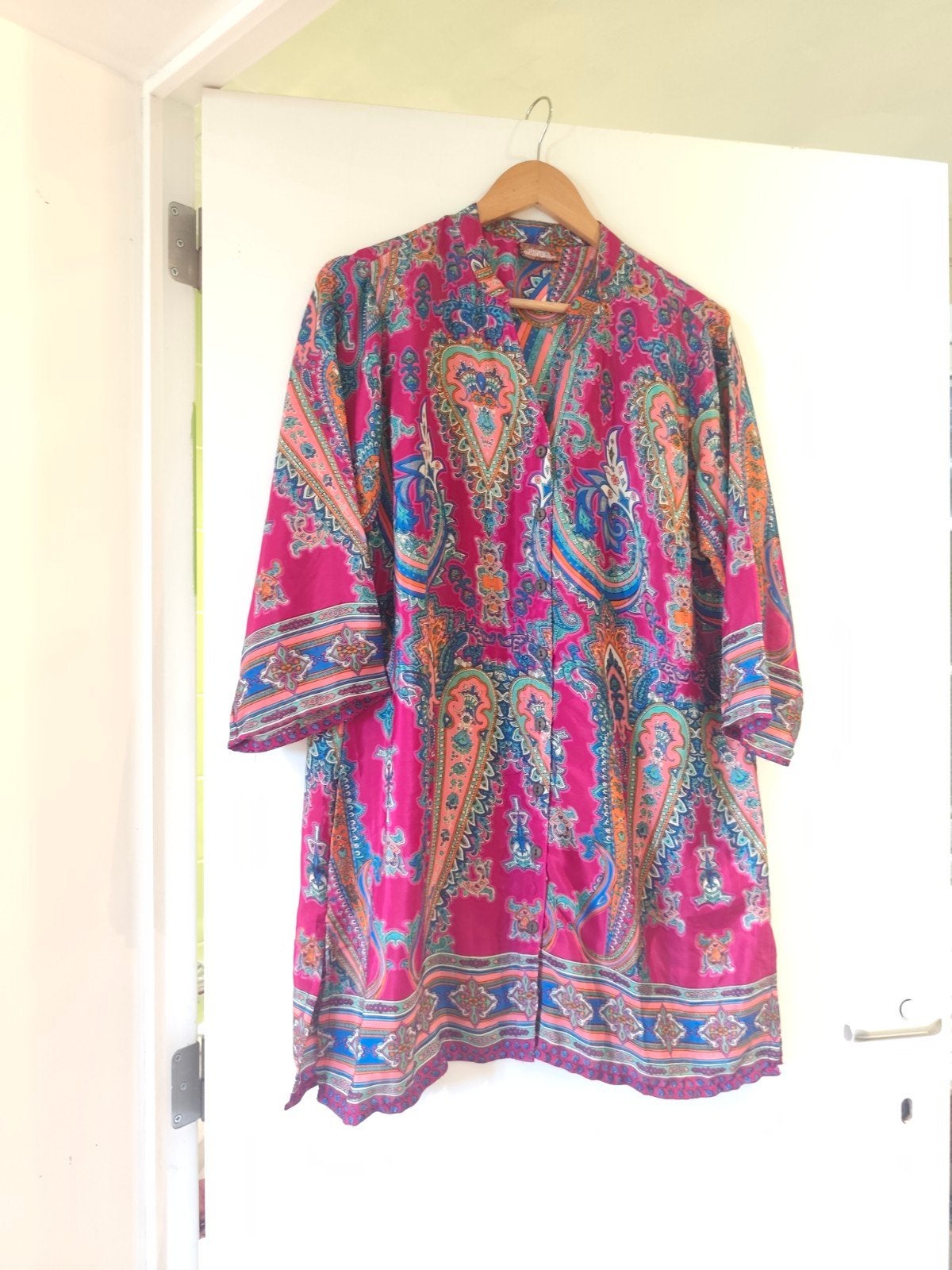 Vrij lange tuniek in Indiase stijl. 80% kunst op zijde. Maat, Maat 38/40 (M), Meerkleurig, Ophalen of Verzenden, Zo goed als nieuw