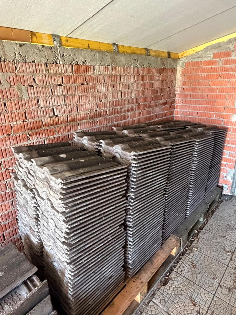 Tuiles REDLAND Béton + Gouttières PVC Suite à, Enlèvement, Comme neuf, Gris, Tuiles