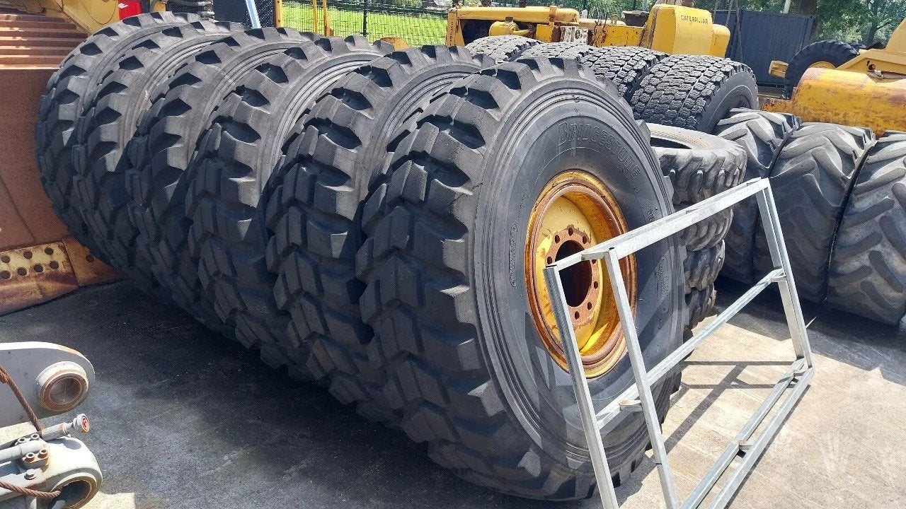 Bridgestone 6X 16.00 - 24 tires on Cat rim / 90% thread / Ca, Articles professionnels