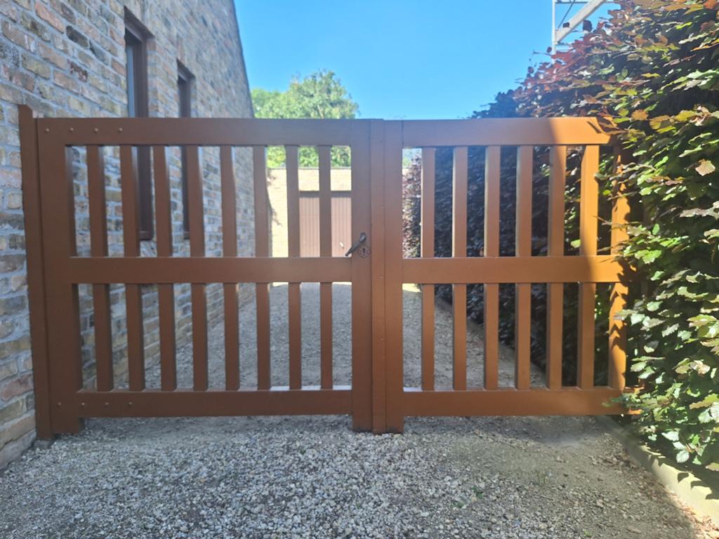 Hardhouten dubbele poort, Ophalen, Gebruikt, 100 tot 150 cm, 200 cm of meer