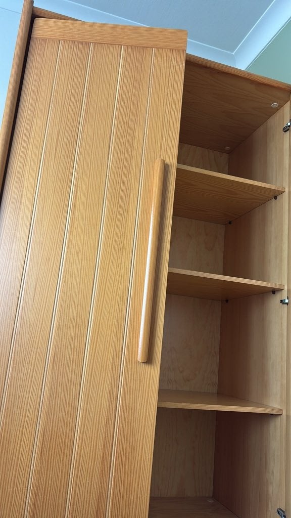 armoire de chambre à coucher aspect pin, Grenenhout, 100 à 150 cm, Utilisé, Avec porte(s)