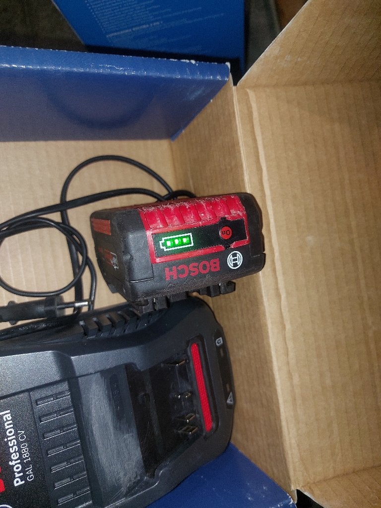 Chargeur rapide Bosch + deux batteries Bosch pro, Enlèvement, Utilisé, Autres types