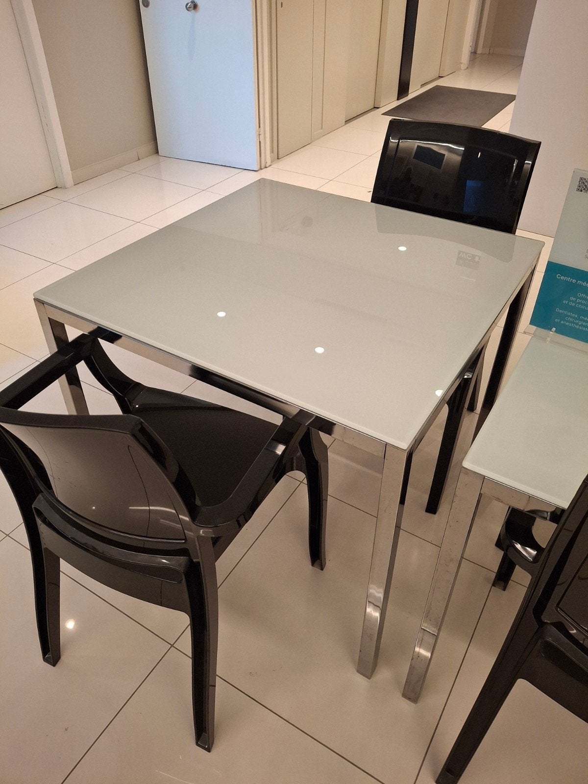 belle table et 4 chaise moir, Enlèvement