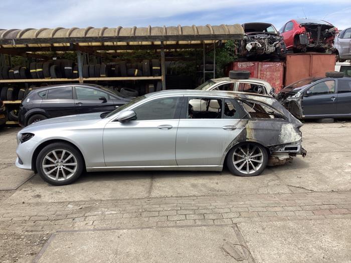 Jupe gauche d'un Mercedes E-Klasse (775), 3 mois de garantie, Utilisé, -, -