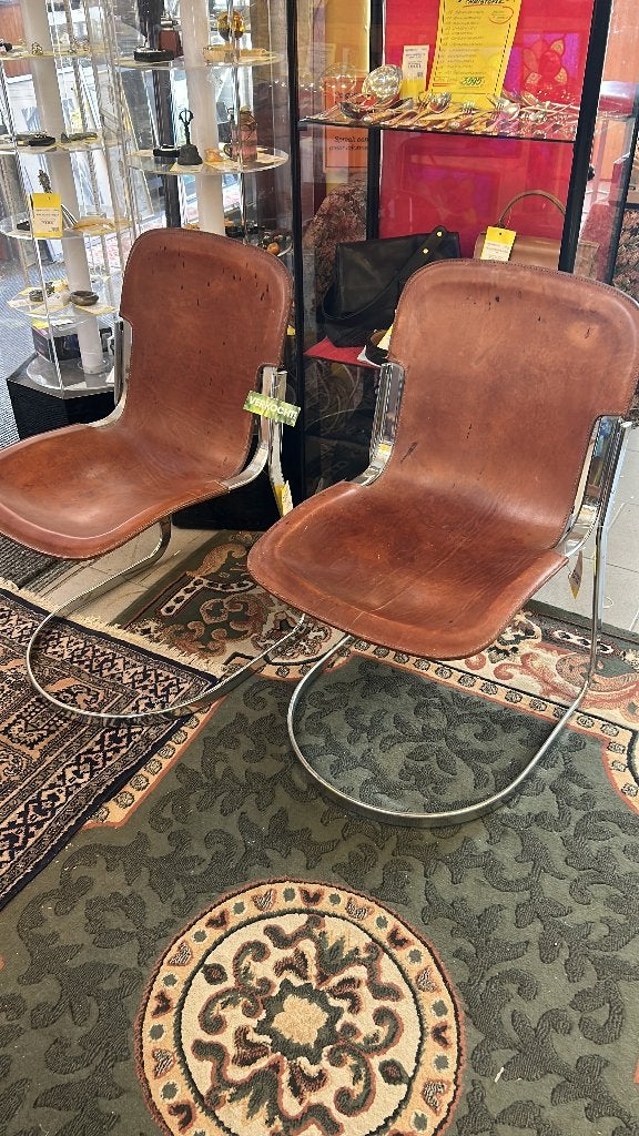 Willy Rizo chairs, Enlèvement