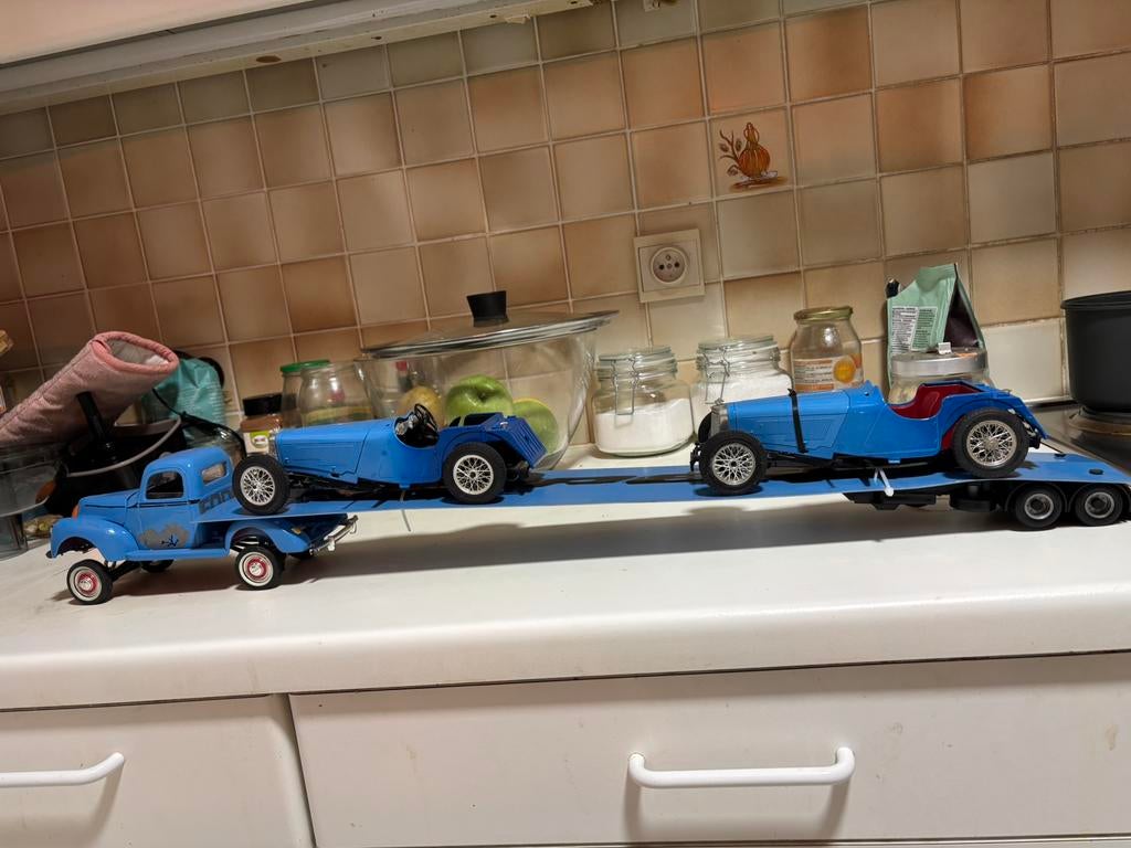 Jaguar ss110burago custom& ford f100 trailer truck, Ophalen, Zo goed als nieuw