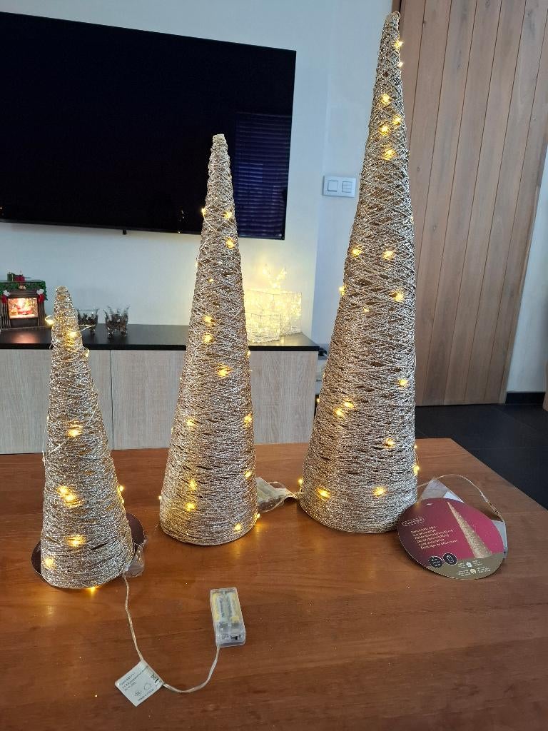 3 prachtige goudkleurige kegels met verlichting, Diversen, Ophalen of Verzenden, Zo goed als nieuw
