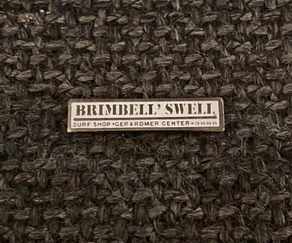 PIN - BRIMBELL' SWELL - SURF SHOP - GERARDMER CENTER, Envoi, Utilisé, Autres sujets/thèmes, Insigne ou Pin's