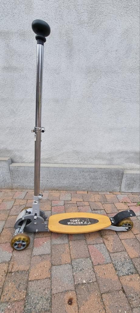 Trottinette 2 roues avant directrice et de roues ar jumelées, Enlèvement, Comme neuf