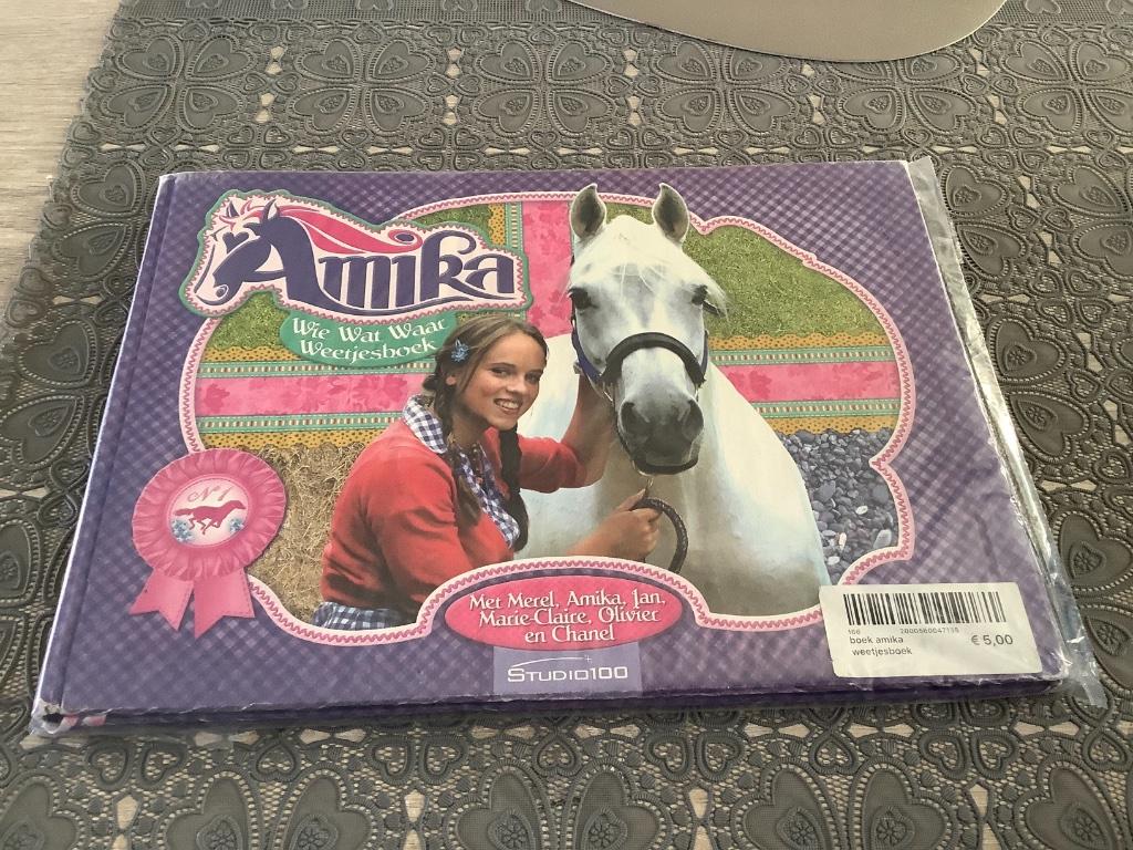 Studio 100 Amika wie, wat,waar weetjesboek (2009), Boeken, Gelezen, Studio 100, Non-fictie, Verzenden