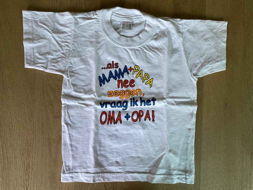Witte T-shirt met opschrift voor oma en opa maat 104, Ophalen of Verzenden, Gebruikt, Jongen of Meisje, Shirt of Longsleeve