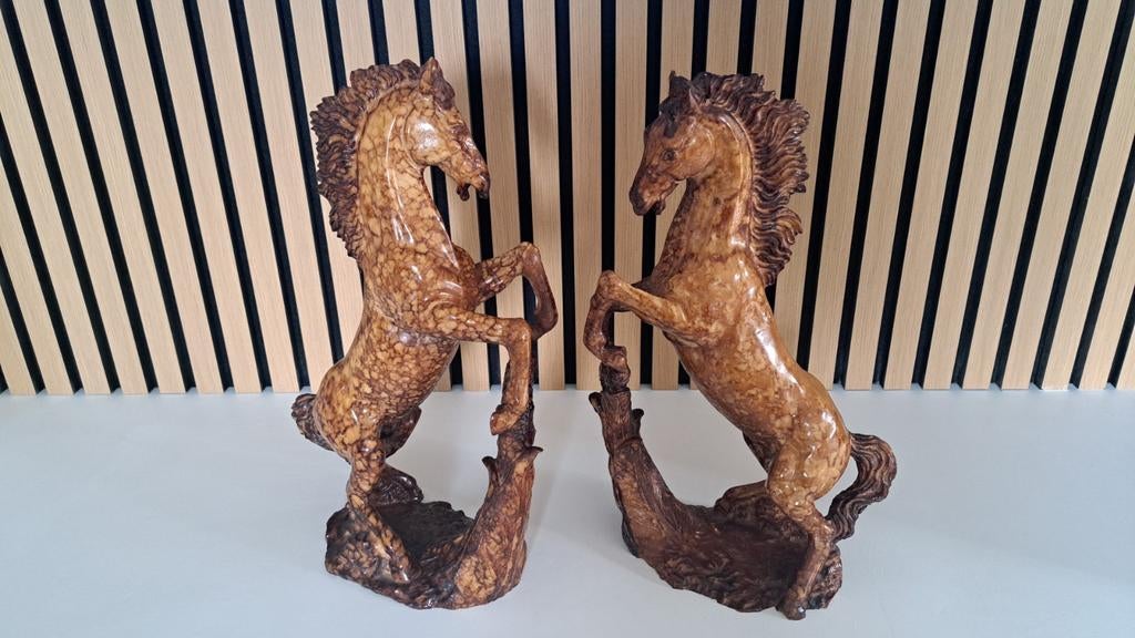 Beeld (2) steigerende paarden - gegoten steen, Antiquités & Art, Art | Sculptures & Bois, Enlèvement ou Envoi