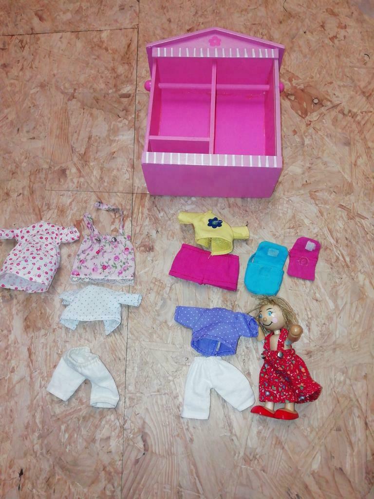 houten mini kleerkast met poppetje en kleertjes, Ophalen, Gebruikt