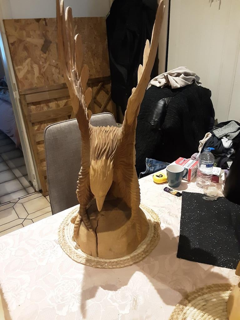 Statues d'aigle en bois, Enlèvement