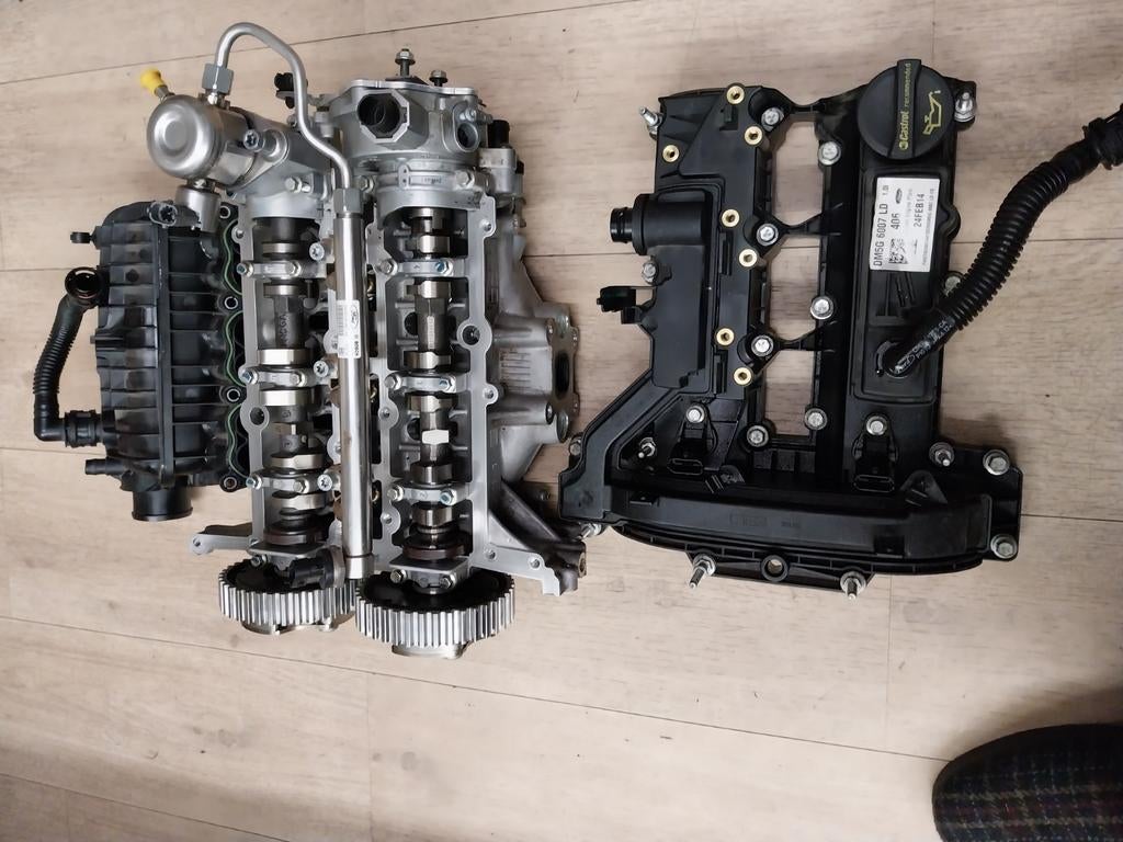 Cylinderkop ford focus 3 125pk met benzinepolmp vacuumpomp, Enlèvement, Ford