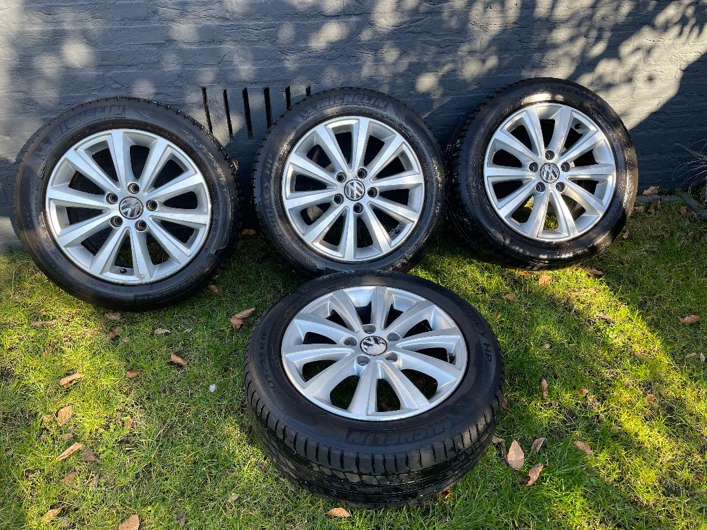 Volkswagen lichtmetalen velgen + Michelin zomerbanden, Ophalen, 16 inch, Banden en Velgen, 205 mm