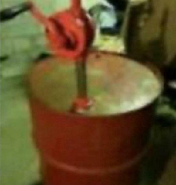 Fût 200 litres pour fuel + pompe manuelle, Jardin & Terrasse, Enlèvement, Comme neuf
