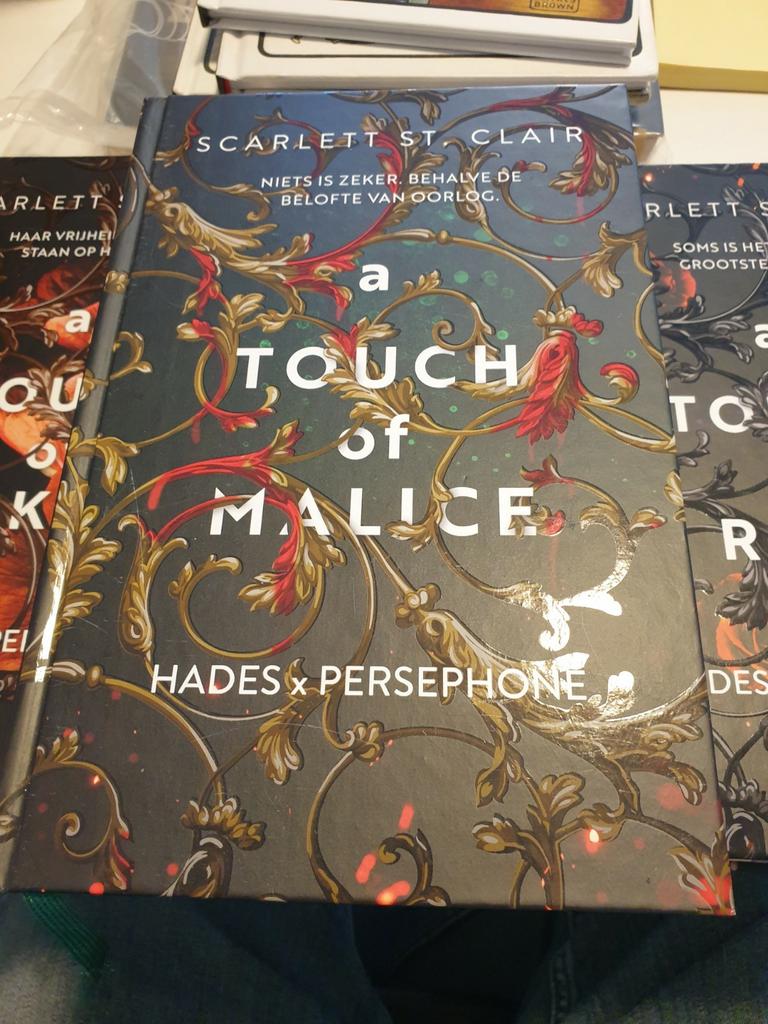 Scarlett St. Clair - A touch of malice DEEL 3 hardcover  NL, Enlèvement ou Envoi, Comme neuf, Scarlett St. Clair